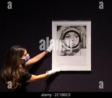 Bonhams, Knightsbridge, Londres, Royaume-Uni. 15 juin 2020. Bonhams tirages et multiples aperçu de la vente de leur première vente aux enchères en direct depuis le verrouillage à la mi-mars, avec des visualisations par rendez-vous. La vente aura lieu le 18-19 juin avec des travaux couvrant le 15ème - 21ème siècle. Image : Gerald Laing (Grande-Bretagne, 1936-2011). Bridget Bardot. Estimation de 1,000 à 1,500 £. Crédit: Malcolm Park/Alay Live News. Banque D'Images