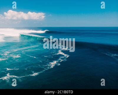 Vue aérienne de la grande vague bleue. Grandes vagues dans l'océan Banque D'Images
