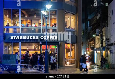 Starbucks Coffeehouse à Shibuya, Tokyo, Japon la nuit. Banque D'Images