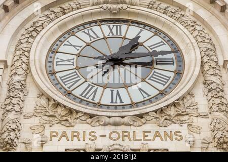Vue sur l'horloge murale du musée d'Orsay. D'Orsay - un musée situé sur la rive gauche de la Seine, il est installé dans l'ancienne Gare d'Orsay à Paris Banque D'Images