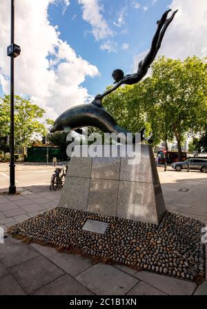 'Boy with Dolphin', une statue sculptée en 1974 par David Wynne, à Cheyne Walk, Chelsea, Londres Banque D'Images