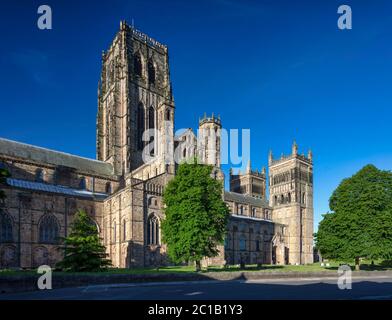 Vue en début de matinée sur la cathédrale de Durham en été depuis Palace Green, Durham City, comté de Durham, angleterre, Royaume-Uni Banque D'Images