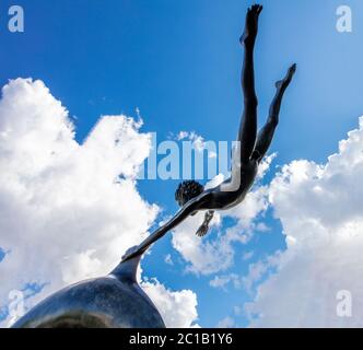 'Boy with Dolphin', une statue sculptée en 1974 par David Wynne, à Cheyne Walk, Chelsea, Londres Banque D'Images