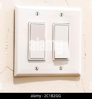 Interrupteur à bascule multiple intérieur pour récolte carrée avec leviers plats larges et plaque de couvercle Banque D'Images