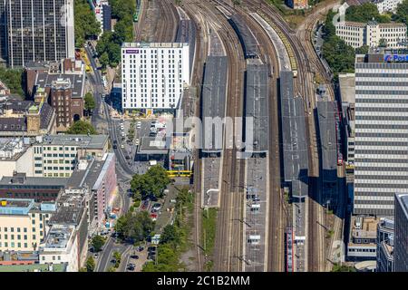 Photographie aérienne, Essen Central Station, Premier Inn Essen City Hotel, Postbank AG, Essen, région de la Ruhr, Rhénanie-du-Nord-Westphalie, Allemagne, rail Banque D'Images