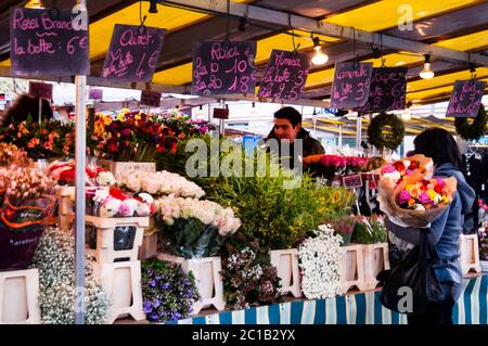 Un vendeur de fleurs dans un marché de quartier à Paris, France. Banque D'Images