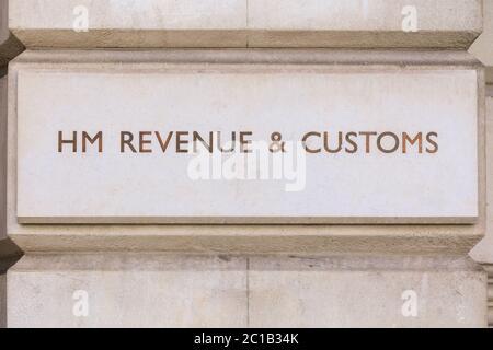 HM Revenue and Customs signe à l'extérieur du bâtiment sur Whitehall, Westminster, Angleterre, Londres, Royaume-Uni Banque D'Images