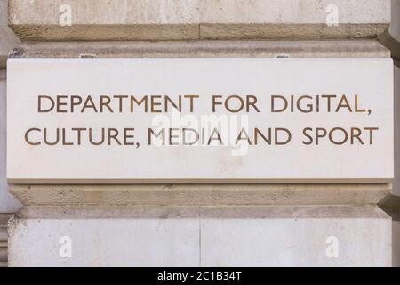 Le département de la culture numérique, des médias et du sport, affiche à l'extérieur du bâtiment sur Whitehall, Westminster, Londres, Royaume-Uni Banque D'Images