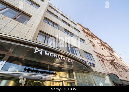 PRAGUE, TCHÉQUIE - 31 OCTOBRE 2019 : logo de la Moneta Money Bank devant leur bureau pour Prague. Moneta Money Bankis est une banque tchèque spécialisée dans les affaires domestiques Banque D'Images