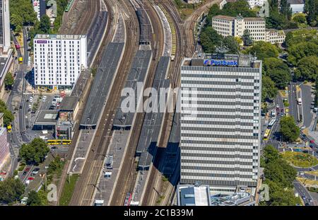 Photographie aérienne, Essen Central Station, Premier Inn Essen City Hotel, Postbank AG, Essen, région de la Ruhr, Rhénanie-du-Nord-Westphalie, Allemagne, rail Banque D'Images