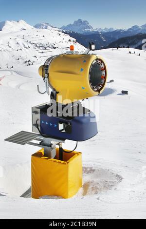 Jaune puissant fan Snow gun.Sella Ronda (Groupe Sella) Alpes Dolomites. Trentin-Haut-Adige. Italie. Banque D'Images