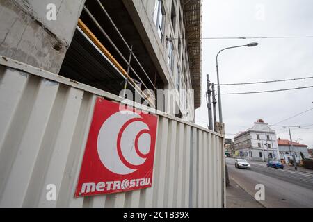 PRAGUE, TCHÉQUIE - 3 NOVEMBRE 2019 : logo Metrostav devant l'un de leurs chantiers de construction à Prague. Metrostav est un coman de construction universel Banque D'Images