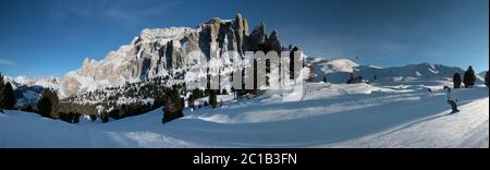 Vue panoramique sur les montagnes de Sella Ronda en hiver. Tyrol du Sud. Italie. Banque D'Images