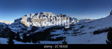 Vue panoramique sur les montagnes de Sella Ronda en hiver. Tyrol du Sud. Italie. Banque D'Images