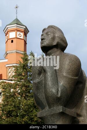 Monument Adam Mickiewicz près de l'église de saint François à Vilnius Banque D'Images