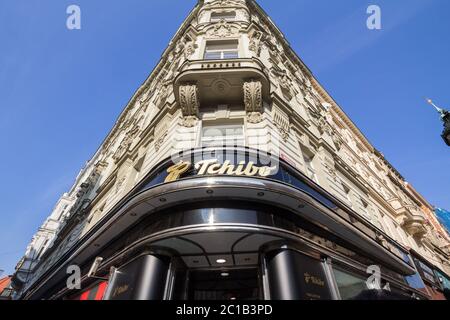 PRAGUE - TCHÉQUIE - 31 OCTOBRE 2019 : logo Tchibo sur leur boutique principale de Prague. Tchibo est une chaîne allemande de cafés et de détaillants connus pour sa semaine Banque D'Images