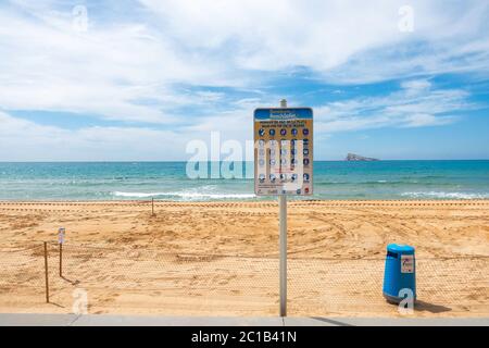 Les plages de Benidorm sont prêtes à s'ouvrir avec de nouvelles règles. Vider les plages fermées en raison de la quarantaine pandémique du coronavirus Banque D'Images