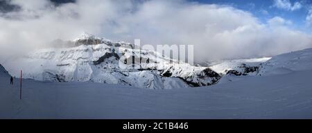 Vue panoramique en hiver sur les montagnes du Groupe Sella et le domaine skiable d'Arabba. Sella Ronda. Porta Vescovo. Dolomites. Tyrol du Sud. Italie. Banque D'Images