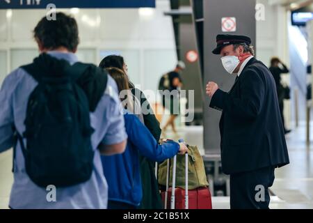 Bruxelles, Belgique. 15 juin 2020. Un membre du personnel vérifie les billets à la gare Bruxelles-midi de Bruxelles, Belgique, le 15 juin 2020. La Belgique a rouvert lundi ses frontières en provenance et à destination du Royaume-Uni, des pays membres de l'Union européenne (UE) et de quatre autres pays de la zone Schengen (Islande, Norvège, Suisse et Liechtenstein). Crédit: Zhang Cheng/Xinhua/Alay Live News Banque D'Images