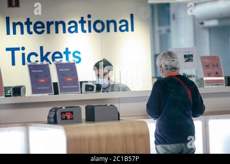 Bruxelles, Belgique. 15 juin 2020. Un passager achète des billets à la gare Bruxelles-midi de Bruxelles, Belgique, le 15 juin 2020. La Belgique a rouvert lundi ses frontières en provenance et à destination du Royaume-Uni, des pays membres de l'Union européenne (UE) et de quatre autres pays de la zone Schengen (Islande, Norvège, Suisse et Liechtenstein). Crédit: Zhang Cheng/Xinhua/Alay Live News Banque D'Images