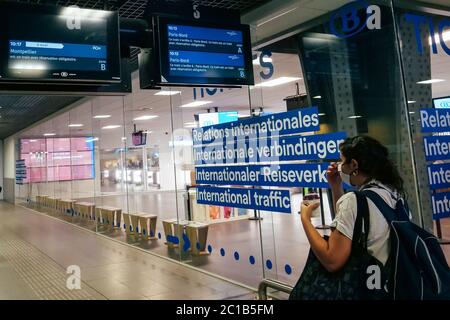 Bruxelles, Belgique. 15 juin 2020. Un passager passe devant la billetterie de la gare Bruxelles-midi de Bruxelles, Belgique, le 15 juin 2020. La Belgique a rouvert lundi ses frontières en provenance et à destination du Royaume-Uni, des pays membres de l'Union européenne (UE) et de quatre autres pays de la zone Schengen (Islande, Norvège, Suisse et Liechtenstein). Crédit: Zhang Cheng/Xinhua/Alay Live News Banque D'Images