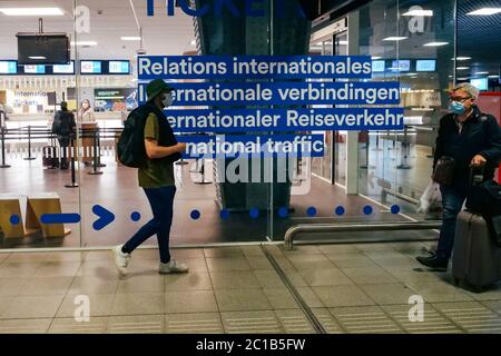 Bruxelles, Belgique. 15 juin 2020. Les passagers se promo devant la billetterie de la gare Bruxelles-midi de Bruxelles, Belgique, le 15 juin 2020. La Belgique a rouvert lundi ses frontières en provenance et à destination du Royaume-Uni, des pays membres de l'Union européenne (UE) et de quatre autres pays de la zone Schengen (Islande, Norvège, Suisse et Liechtenstein). Crédit: Zhang Cheng/Xinhua/Alay Live News Banque D'Images