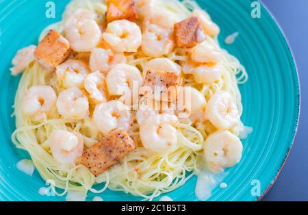 Pâtes italiennes avec crevettes et sauce crémeuse. Spaghetti et crevettes Banque D'Images