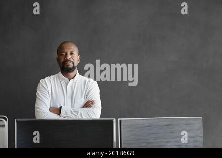 Homme d'affaires afro-américain debout devant un tableau blanc Banque D'Images
