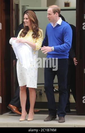 Le prince William, duc de Cambridge et Catherine, duchesse de Cambridge, présentent la princesse Charlotte de Cambridge au monde. © Paul Treadway Banque D'Images
