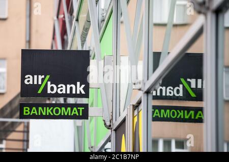 PRAGUE, TCHÉQUIE - 2 NOVEMBRE 2019 : logo de la Banque aérienne devant leur guichet principal pour Prague. Faisant partie du groupe PPF, Air Bank est une banque numérique directe en ligne Banque D'Images