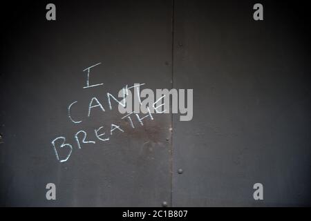 Hackney, Londres, juin 2020 pendant la pandémie de Covid-19 (coronavirus). « Je ne peux pas respirer » craché sur un mur, les derniers mots de George Foley comme il était pourchassé Banque D'Images