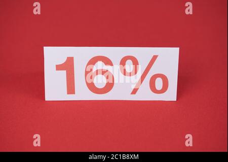 Signe avec 16 % en rouge sur fond rouge, la nouvelle TVA en Allemagne Banque D'Images
