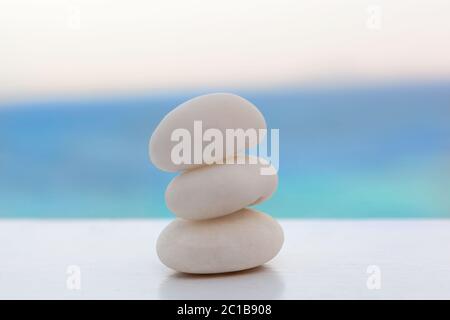 Cairn Rock on tropical beach. Banque D'Images