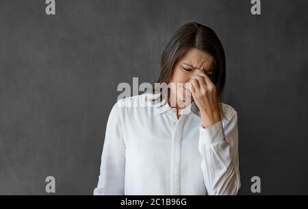 Femme d'affaires qui a l'air stressée en se tenant devant un tableau noir Banque D'Images