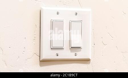 Commutateur de feux à bascule multiples intérieur Panorama avec leviers plats larges et plaque de protection Banque D'Images