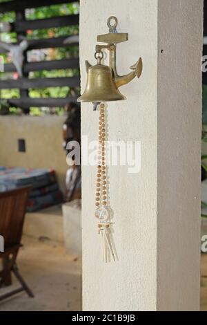 Décoration de cloche et d'ancre à 293 sur Komba Guest House, Ampangorinana Village Nosy Komba Island, Madagascar. Banque D'Images