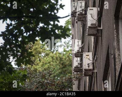 Unités de climatisation, ou AC, sur l'écran avec leurs fans sur une façade d'un bâtiment ancien de Belgrade, Serbie, Europe. Ils sont utilisés pour refroidir d Banque D'Images