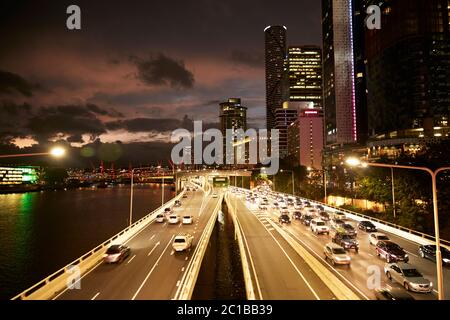 Vue surélevée d'une route et d'une circulation importantes quittant la ville de Brisbane la nuit. Banque D'Images