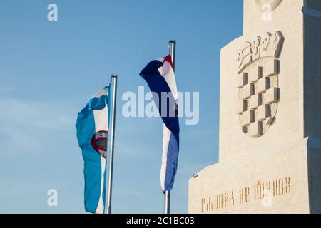 VUKOVAR, CROATIE - 11 MAI 2018: Armoiries croates, appelées grb republike hrvatske, avec mention du pays dans l'ancien alphabet croate, cal Banque D'Images