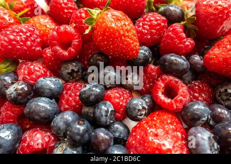 Vue rapprochée des fruits d'été, fraises, framboises et bleuets. Banque D'Images