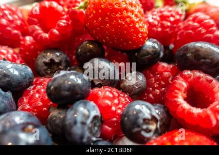 Vue rapprochée des fruits d'été, fraises, framboises et bleuets. Banque D'Images