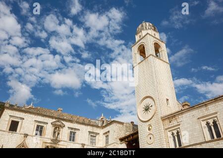 Tour de l'horloge sur le Stradun dans la vieille ville de Dubrovnik, Croatie Banque D'Images