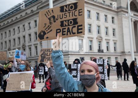 Après la mort de George Floyd alors qu'il était sous la garde de la police à Minneapolis, des manifestations de solidarité ont commencé partout dans le monde, alors que des gens se rassemblent pour protester contre le racisme institutionnel et pour soutenir le mouvement Black Lives Matter, vu ici avec des milliers de personnes, Principalement en portant des masques, se réunissant sur la place du Centenaire le 4 juin 2020 à Birmingham, Angleterre, Royaume-Uni. Black Lives Matter est un mouvement international des droits de l'homme, originaire de la communauté afro-américaine, qui lutte contre la violence et le racisme systémique à l'égard des Noirs. Banque D'Images