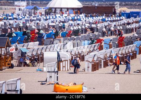 15 juin 2020, Mecklembourg-Poméranie occidentale, Warnemünde: Les vacanciers utilisent le temps ensoleillé pour visiter la plage de Warnemünde. Dans le Mecklembourg-Poméranie-Occidentale, il est surtout ensoleillé au début de la semaine. Selon les météorologues, il est un peu plus frais sur la côte, avec des sommets de 22 degrés Celsius - à l'intérieur, le maximum est de 24 degrés. Photo: Jens Büttner/dpa-Zentralbild/dpa Banque D'Images