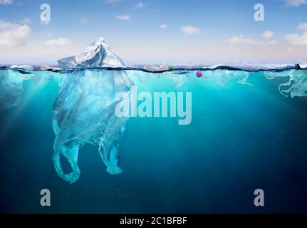 Pollution plastique dans l'océan - Sac plastique flottant sur la mer - problème environnemental Banque D'Images