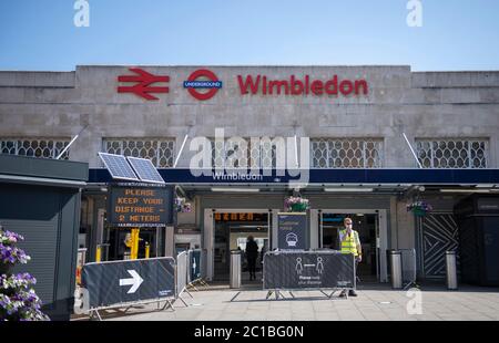 Wimbledon, Londres, Royaume-Uni. 15 juin 2020. A partir d'aujourd'hui (15 juin) conformément aux nouvelles directives du gouvernement, des revêtements doivent être portés pour la durée totale des trajets sur le réseau de transport public de Londres afin de réduire les risques d'infection pendant la pandémie du coronavirus. Crédit: Malcolm Park/Alay Live News. Banque D'Images