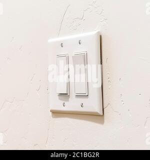 Commutateur de feu à bascule électrique à montage mural à cadre carré avec plusieurs leviers larges plats Banque D'Images