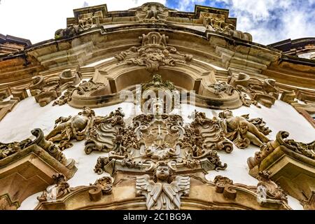 Sculptures et ornements de style baroque de l'église Banque D'Images