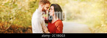Couple homme femme amoureux. Petit ami et petite amie qui s'embrasse en plein air dans le parc le jour de l'automne. La convivialité et le bonheur. Les vrais gens authentiques se font ressentir Banque D'Images