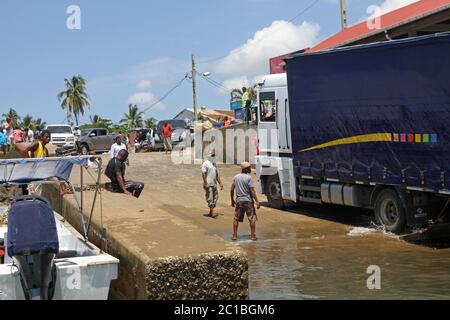 Bateau et camion à Andoany ou port Hell-ville, Nosy Be, Madagascar. Banque D'Images